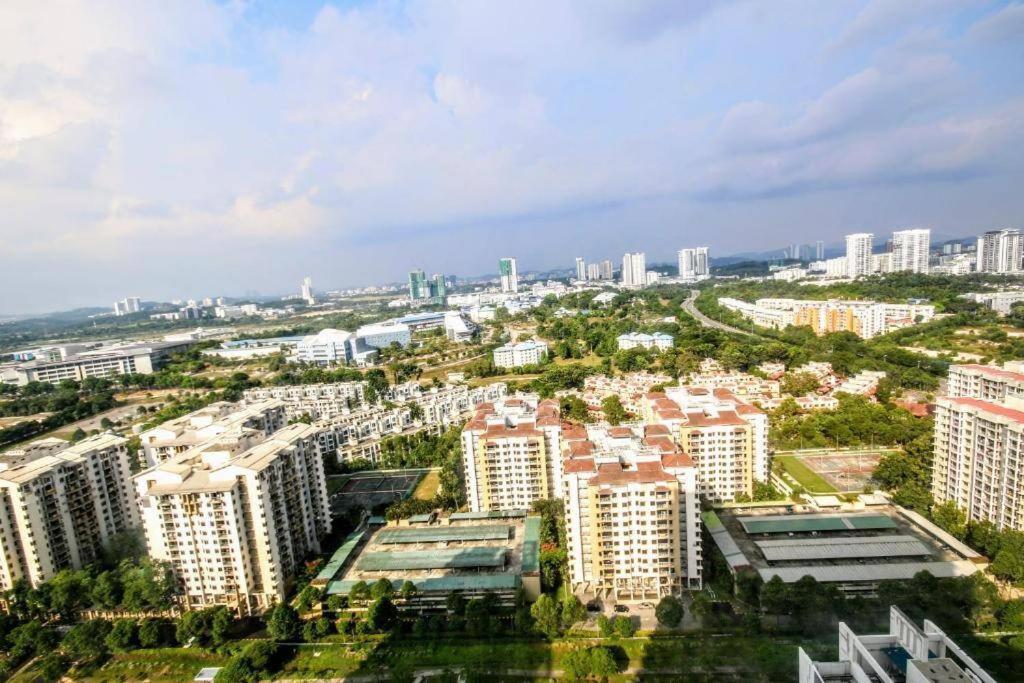 Lovely 3-Bedroom Serviced Apartment @ ไซเบอร์จายา ภายนอก รูปภาพ